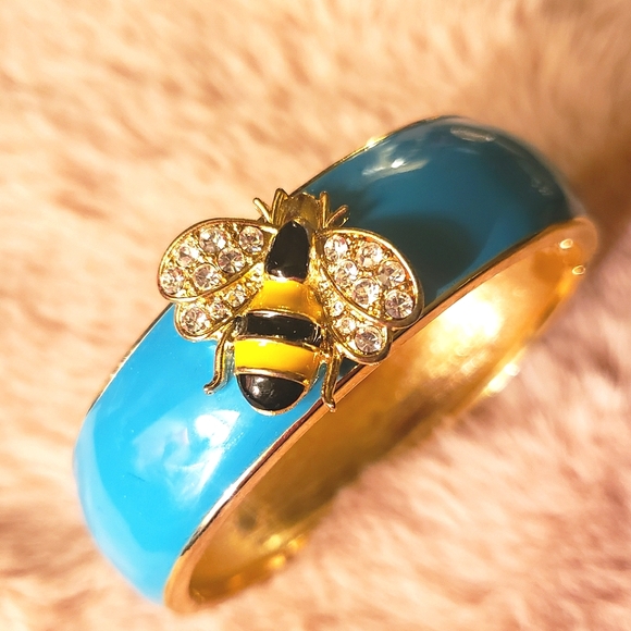 Jewelry - Turquoise enamel clamper bracelet w/ Bling bumble bee